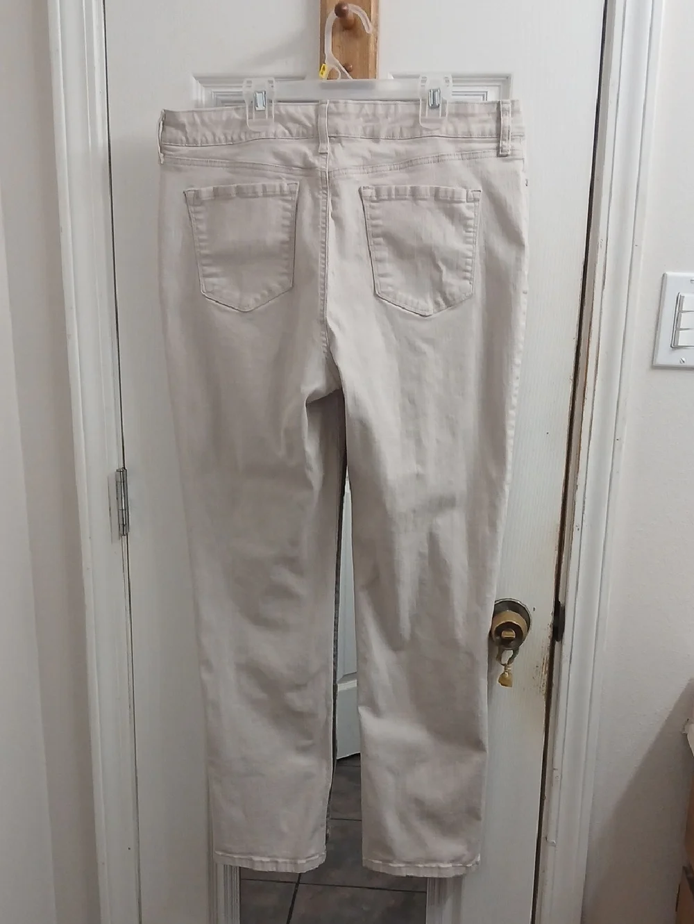 Bandolino Cream Straight-Leg Jeans Size 14 - Picture 4 of 10
